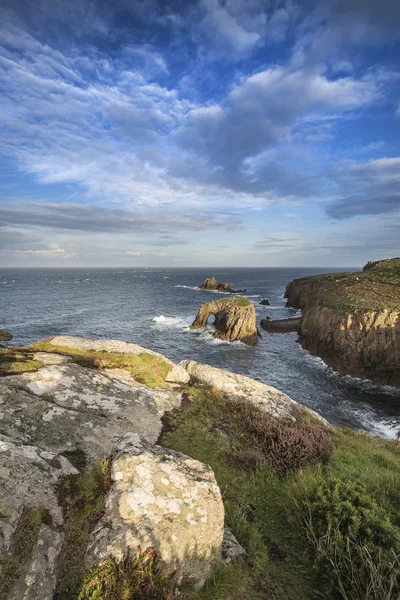 Splendida immagine del paesaggio all'alba di Land End in Cornovaglia Engla — Foto Stock