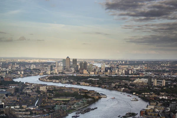 Londres vista aérea da cidade sobre o horizonte com céu dramático e landm — Fotografia de Stock