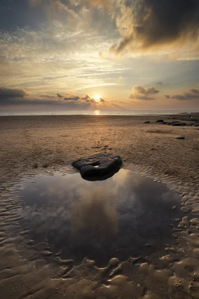 Splendido paesaggio vibrante tramonto sulla baia di Dunraven in Galles — Foto Stock