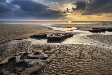 Dunraven Bay Wales üzerinde çarpıcı canlı günbatımı manzara
