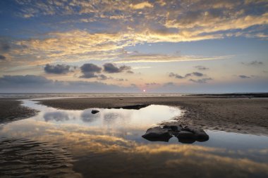 Dunraven Bay Wales üzerinde çarpıcı canlı günbatımı manzara
