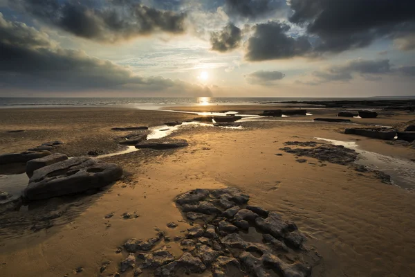 Impresionante paisaje de puesta de sol vibrante sobre Dunraven Bay en Gales — Foto de Stock