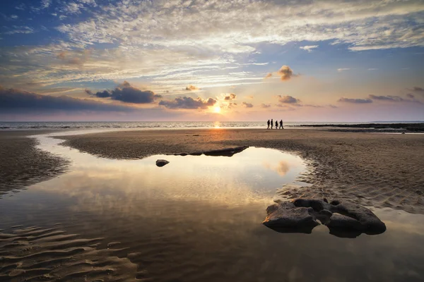 Fantastisk pulserande solnedgång landskap över Dunraven Bay i Wales — Stockfoto