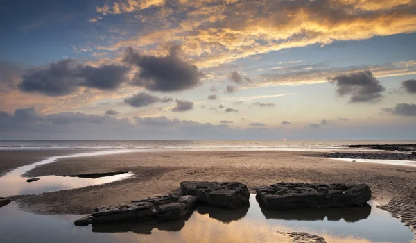 Atemberaubende, lebendige Landschaft bei Sonnenuntergang über der Dunraven Bay in Wales — Stockfoto