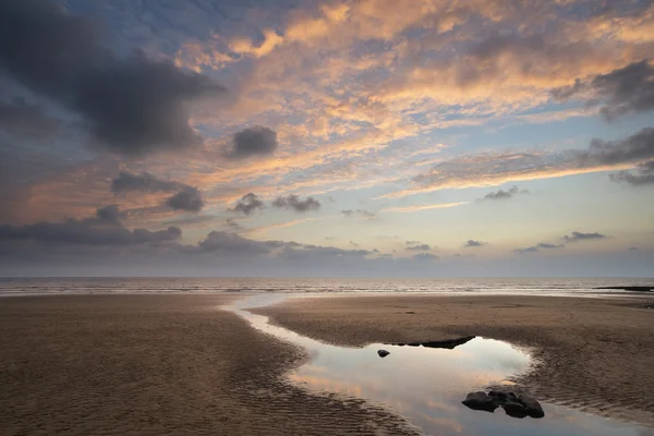 Atemberaubende, lebendige Landschaft bei Sonnenuntergang über der Dunraven Bay in Wales — Stockfoto