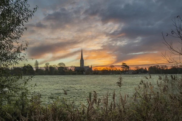 Inverno frio nascer do sol paisagem Salisbury catedral cidade em Engl — Fotografia de Stock