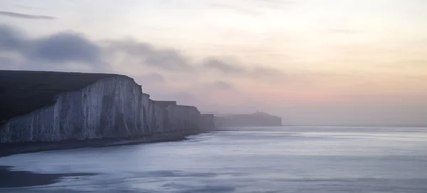 Hermosa dramática niebla invierno amanecer siete hermanas acantilados lan — Foto de Stock