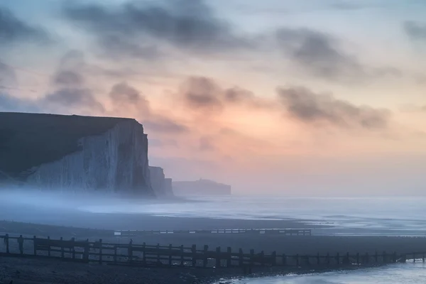 Hermosa dramática niebla invierno amanecer siete hermanas acantilados lan —  Fotos de Stock