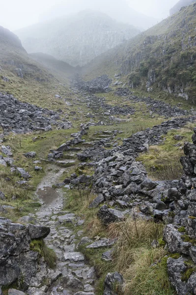 Drámai alá őszi táj, sziklás hegyek, a Yorkshire Dales — Stock Fotó