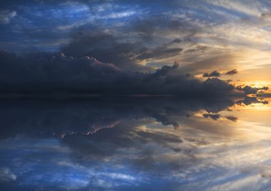 Reflectio ile fırtınalı günbatımı gökyüzü büyük canlı panorama görüntüsü