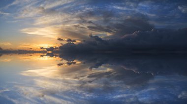 Reflectio ile fırtınalı günbatımı gökyüzü büyük canlı panorama görüntüsü