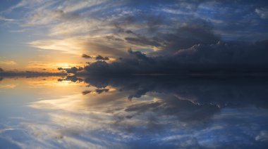 Reflectio ile fırtınalı günbatımı gökyüzü büyük canlı panorama görüntüsü