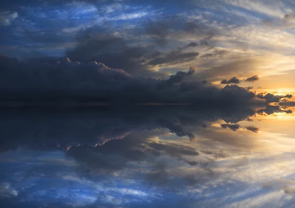 Dużych wibrujący panoramy burzliwy niebo zachód z reflectio — Zdjęcie stockowe