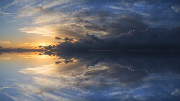 Grote levendige panorama beeld van de stormachtige avondrood met reflectio — Stockfoto