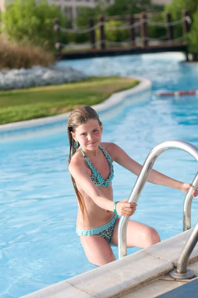 Красивая 10-летняя девушка выходит из бассейна — стоковое фото