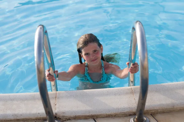 Красивая 10-летняя девушка выходит из бассейна — стоковое фото