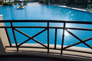 Havuzu yakınındaki Grates