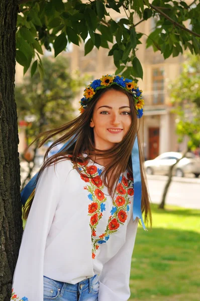 Ganske ukrainsk jenteportrett – stockfoto