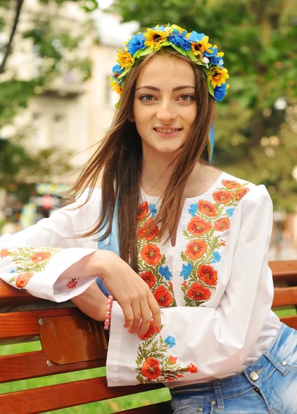 Ukrainsk flicka porträtt på träbänk — Stockfoto