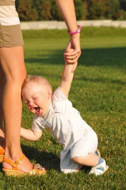 küçük çocuk ile anne ağlıyor