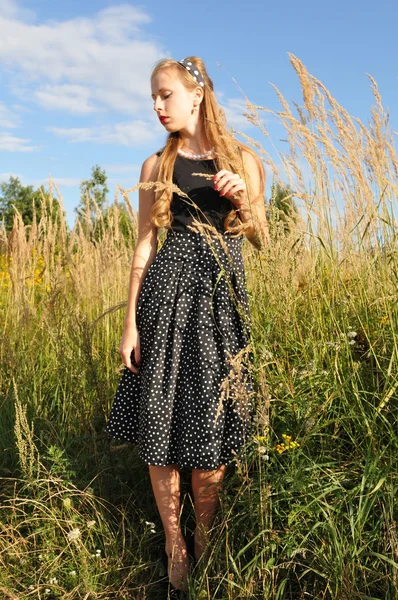 Beautiful girl in high grass — Stock Photo, Image