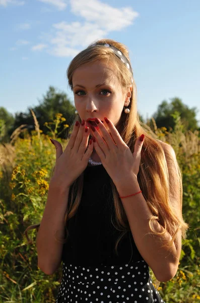 Shocked beautiful woman — Stock Photo, Image