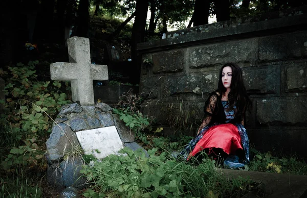 Söt vampyr nära grave — Stockfoto