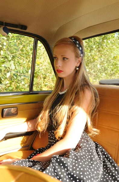 Söt flicka inuti gamla bil — Stockfoto