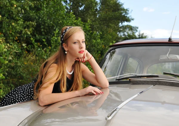 Retrato de menina bonita e carro — Fotografia de Stock