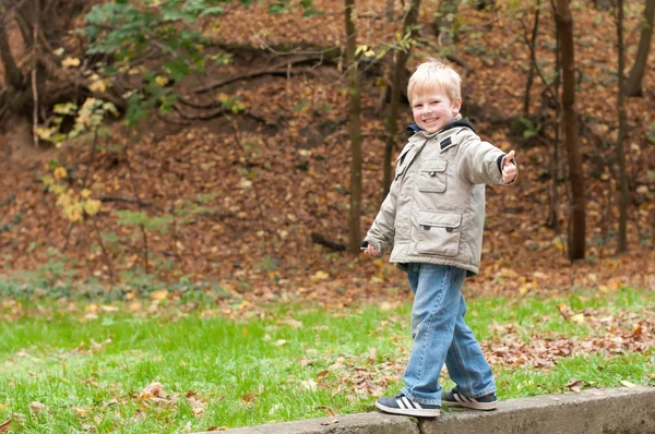 Garçon dans le parc avec super signe — Photo