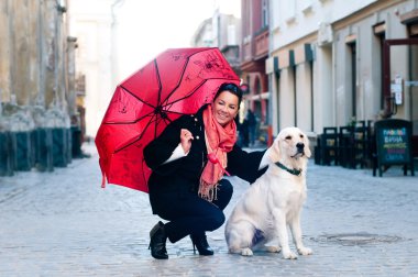 Güzel kadın ile köpek portre
