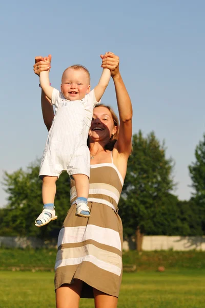 Счастливая мама с ребенком — стоковое фото