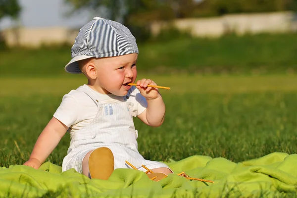 Outdor 少年を食べる — ストック写真