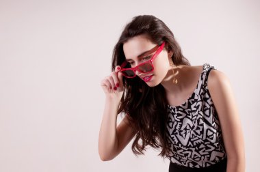 Kadın bakmak bir şey için