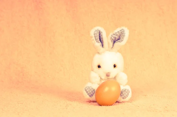 Пасхальный кролик с яйцом — стоковое фото