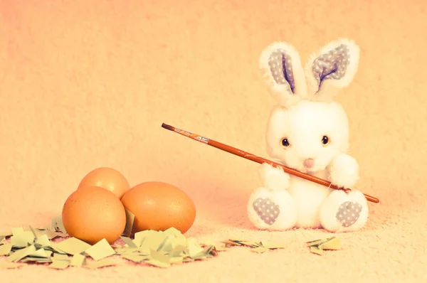 Conejo de Pascua con huevos — Foto de Stock