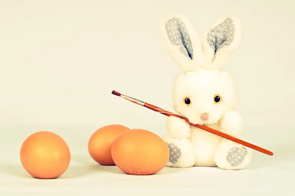 有趣的兔子用鸡蛋和画笔 — 图库照片