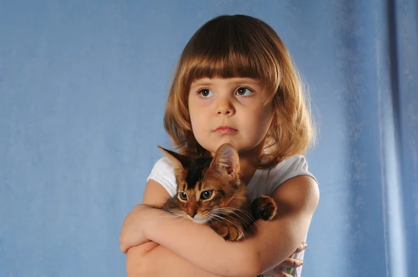 Sad little girl with kitten — Stock Photo, Image