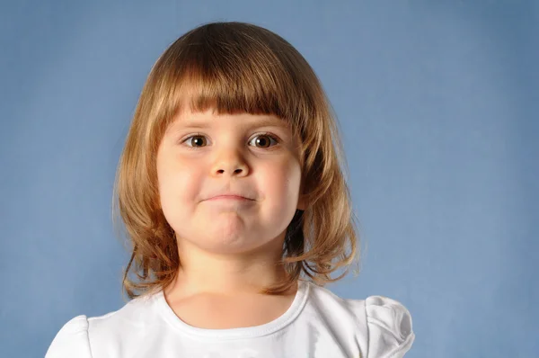 Nahaufnahme Porträt eines zweijährigen Mädchens — Stockfoto