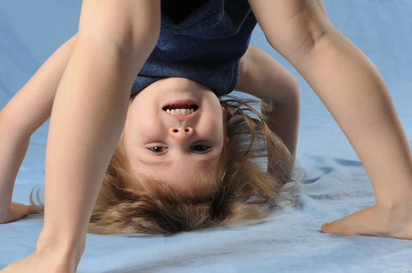 Kind meisje opwaartse omlaag — Stockfoto