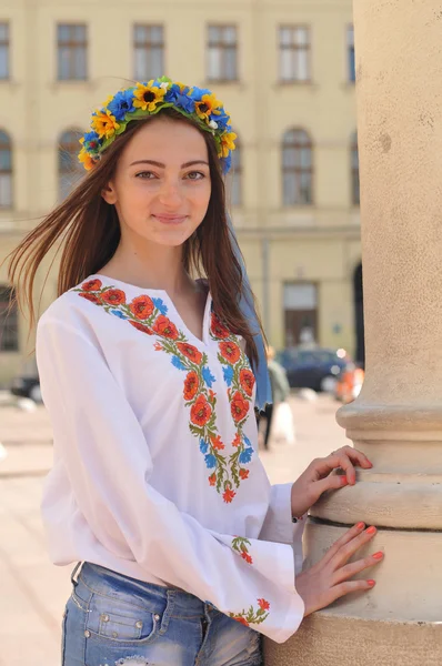 Ukrainska-söt flicka i Lviv street — Stockfoto