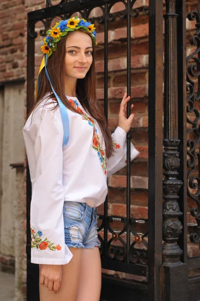 Menina muito ucraniana na rua Lviv — Fotografia de Stock