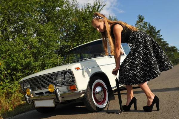 Giovane donna vicino bianco vecchia auto — Foto Stock