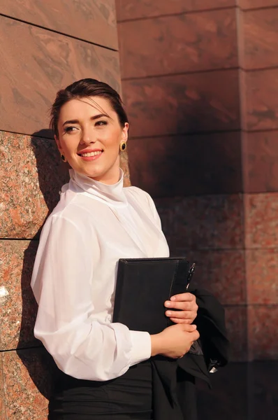 Mujer de negocios bonita retrato cerca de la pared —  Fotos de Stock