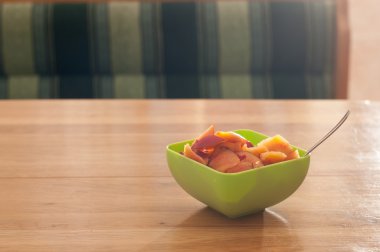 Porrige ve meyve ile kahvaltı için kase