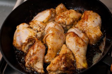 Kızartma tavası tavuk budu ile