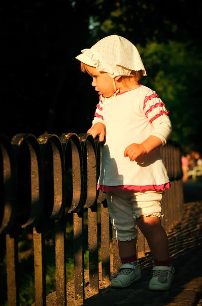 Parktaki küçük kız. — Stok fotoğraf