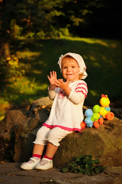 Little girl in park — Stock Photo, Image