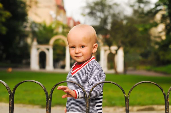 Eineinhalbjähriger Junge im Park — Stockfoto