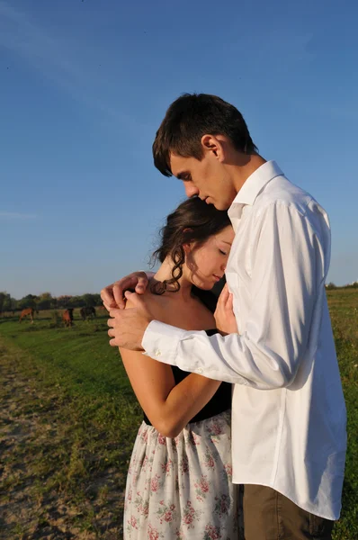 Casal amoroso retrato ao ar livre — Fotografia de Stock